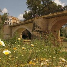 Steinbrücke über den Fluss Genil